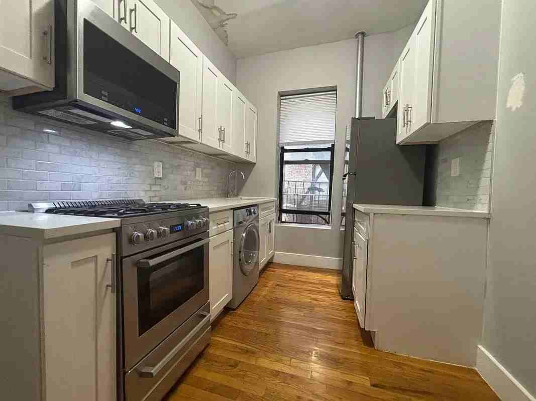 124 E 103rd St #10 - Photo 2 of 5