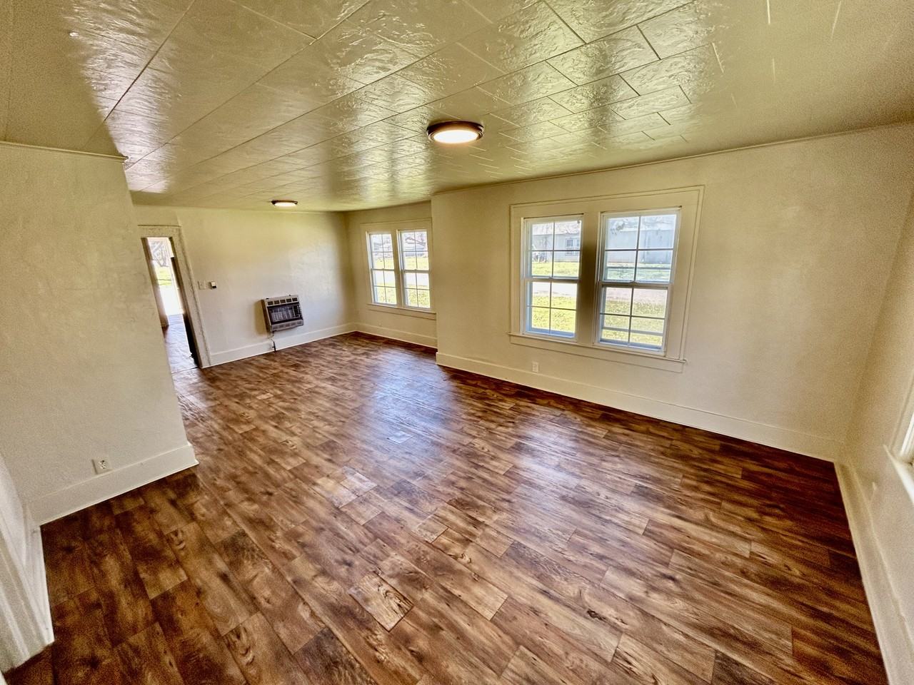 631 W 19th St #1 - Photo 2 of 10