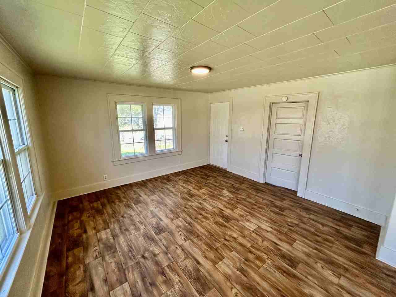631 W 19th St #1 - Photo 3 of 10