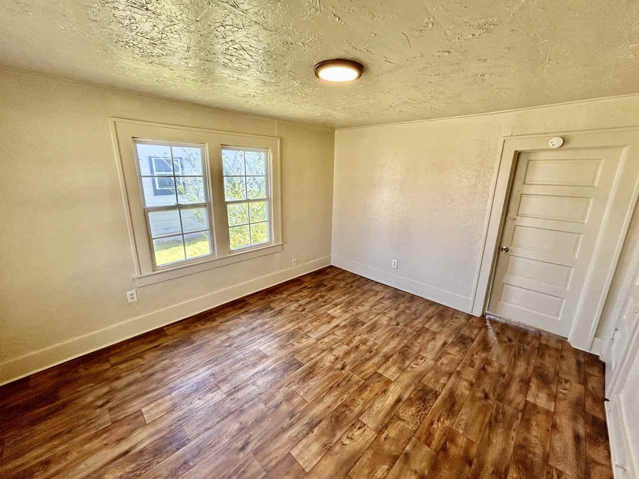631 W 19th St #1 - Photo 4 of 10