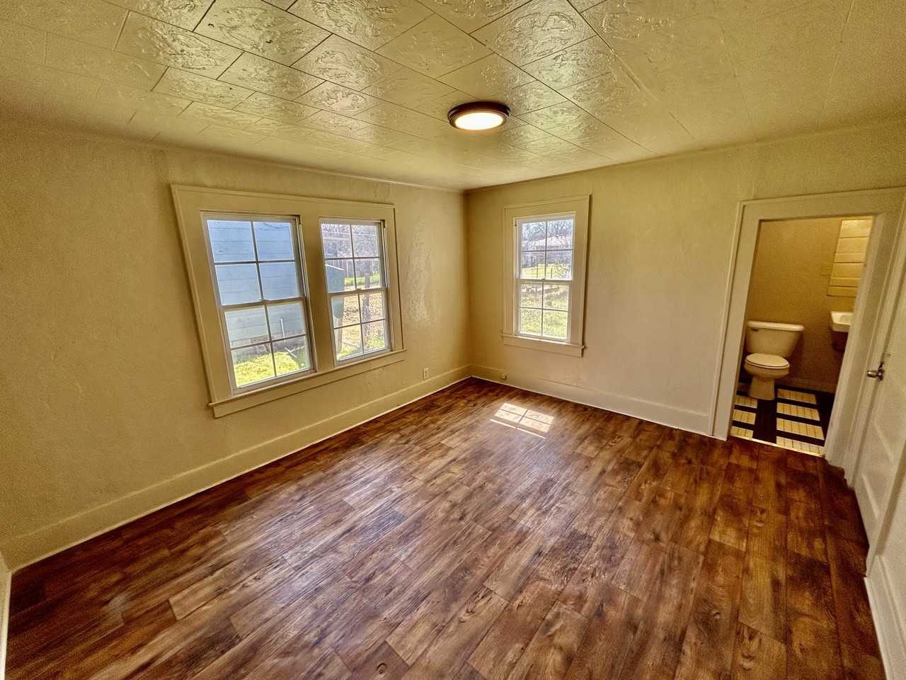 631 W 19th St #1 - Photo 5 of 10