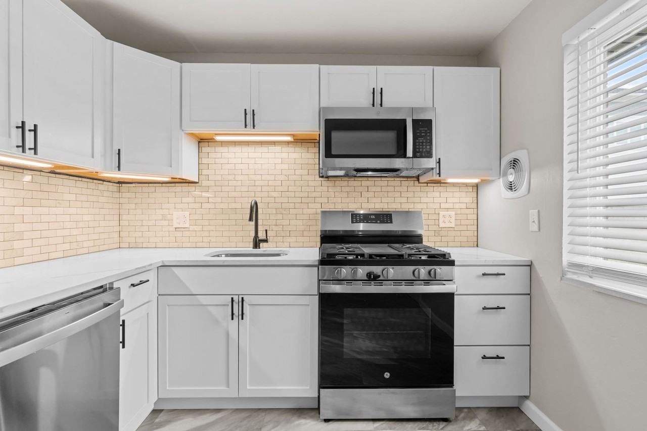 945 Ohlman Ave - Photo 5 of 35