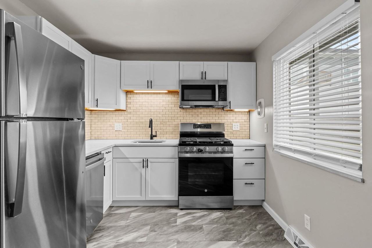 945 Ohlman Ave - Photo 6 of 35