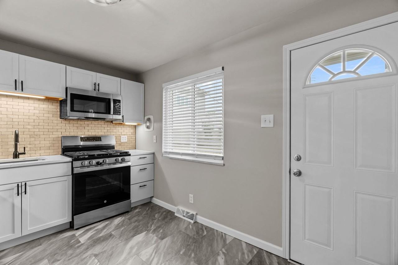 945 Ohlman Ave - Photo 7 of 35