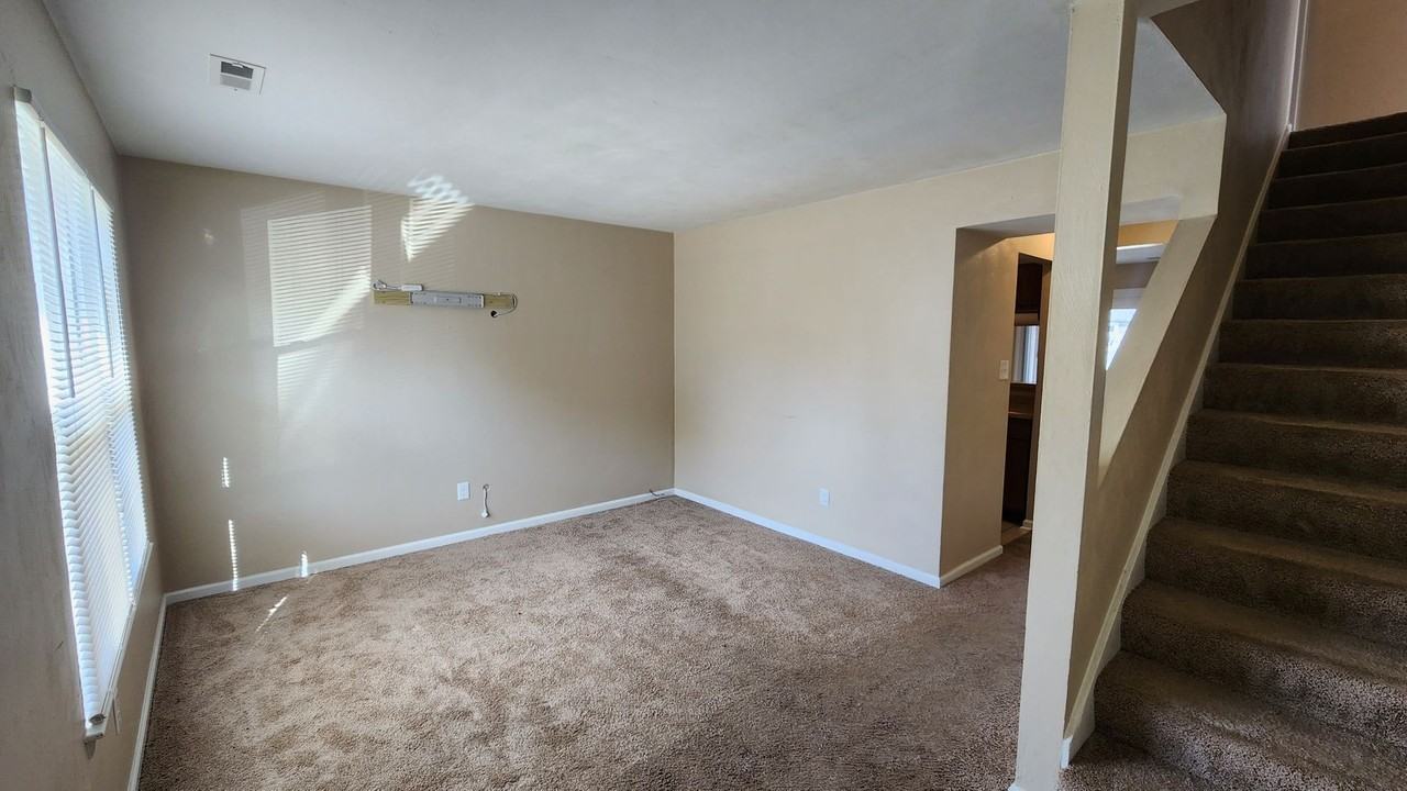 1520 Oak Knoll Ln - Photo 2 of 27