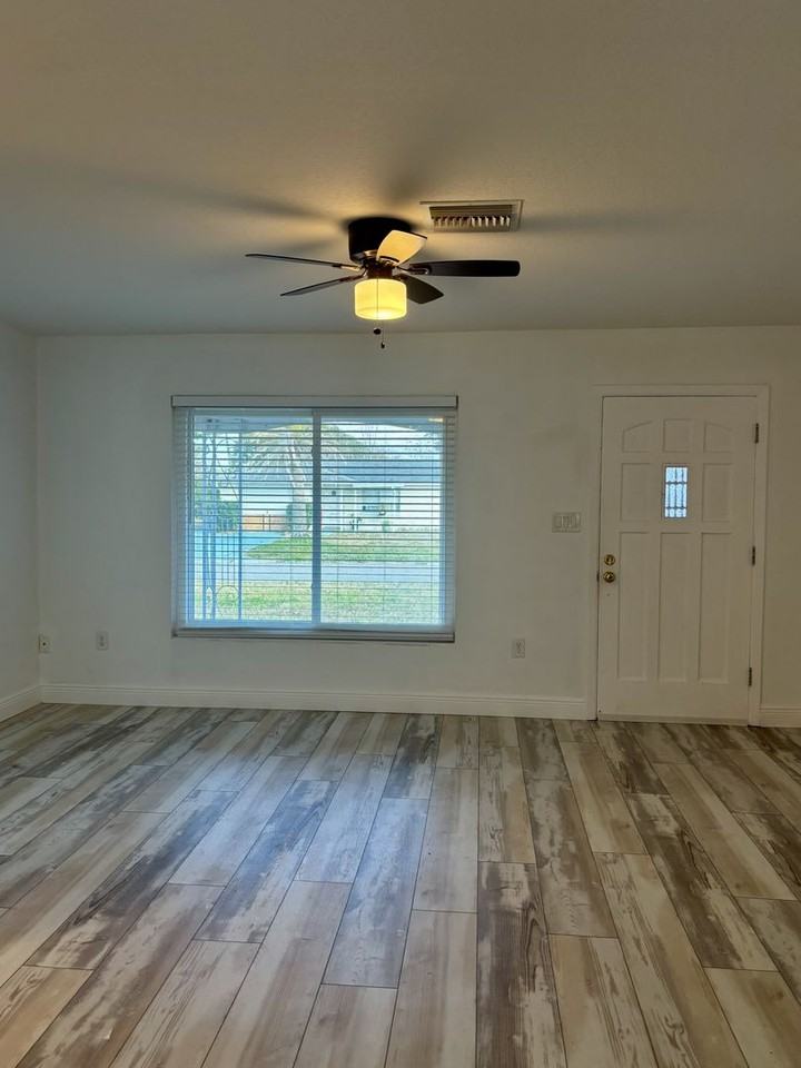 10517 Hibiscus Dr - Photo 2 of 17