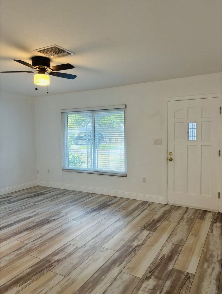 10517 Hibiscus Dr - Photo 3 of 17