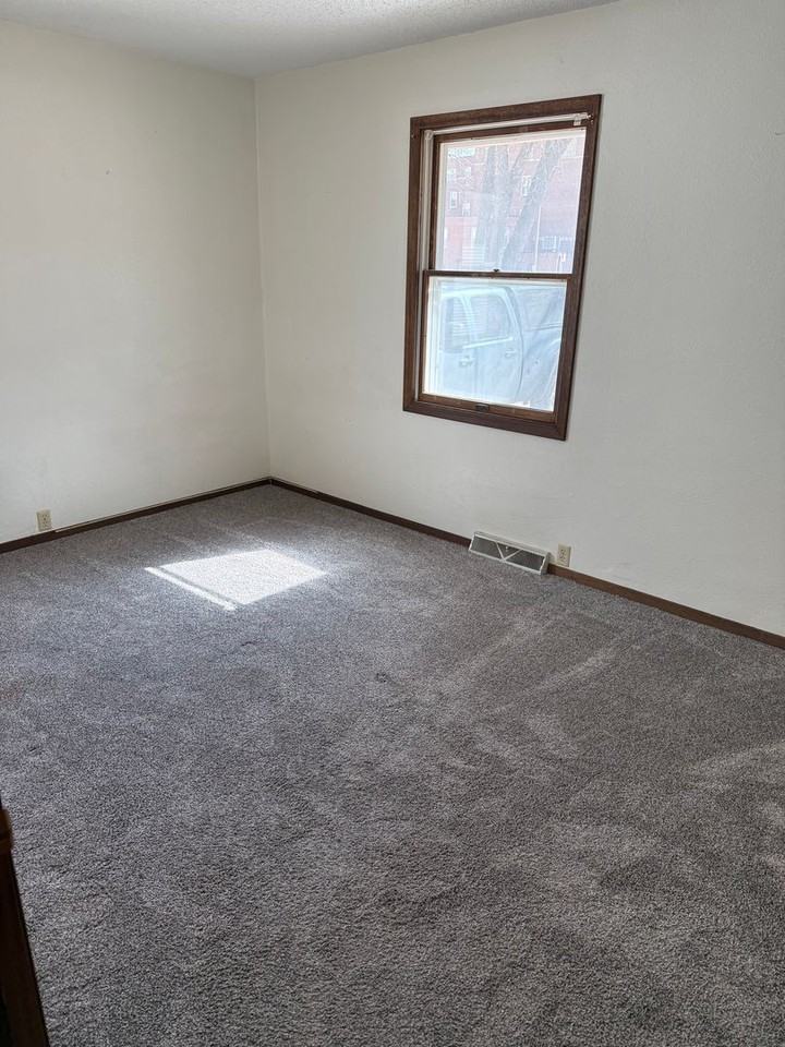 1112 E 6th Ave - Photo 6 of 7