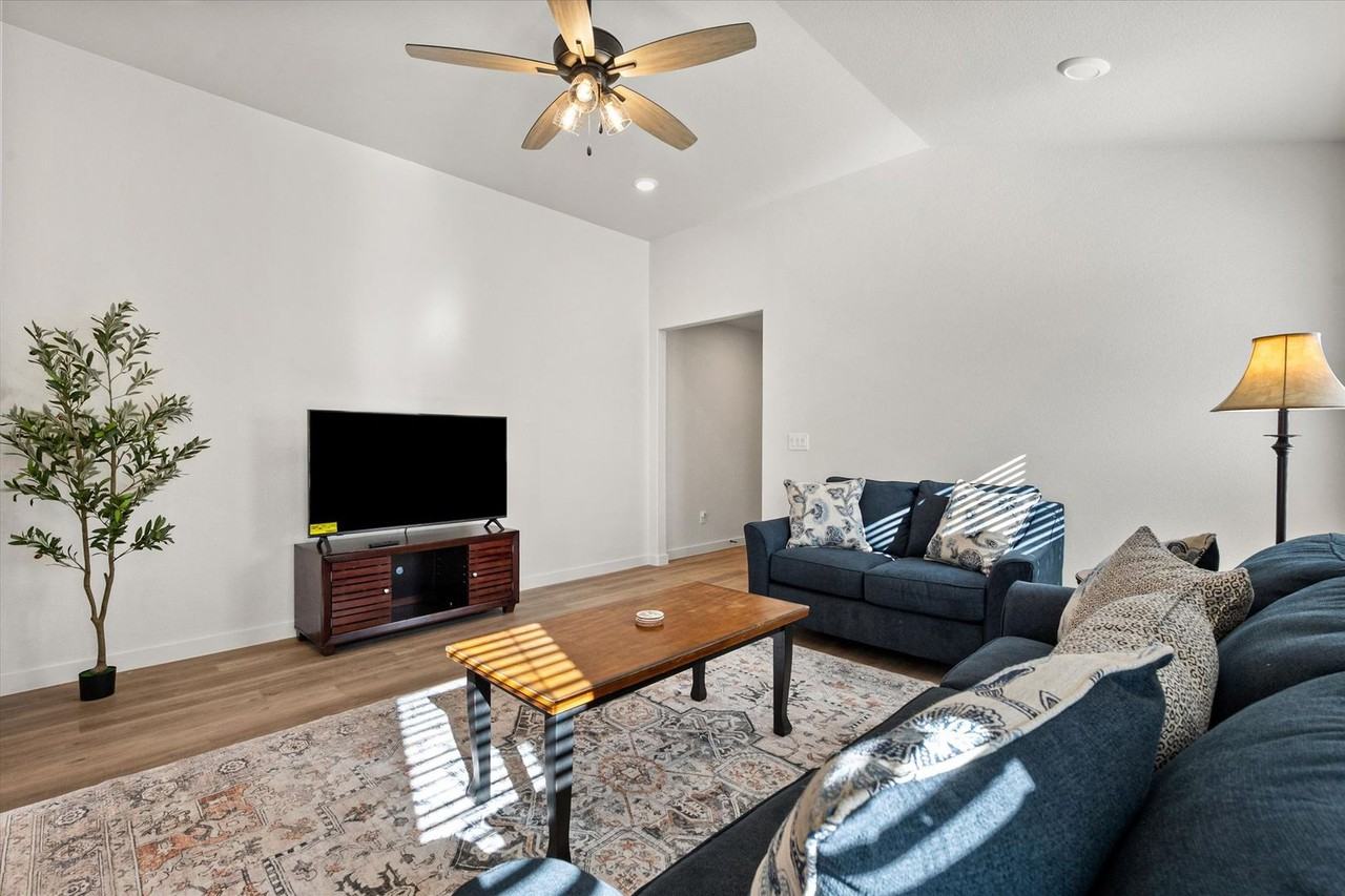 2156 Langford Ave - Photo 5 of 29