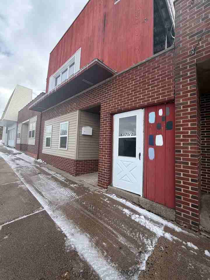 317 Main St - Photo 2 of 4