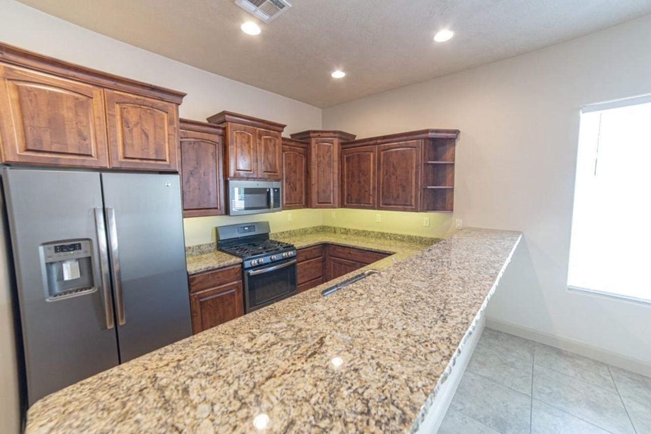 2554 W 260 N - Photo 3 of 22