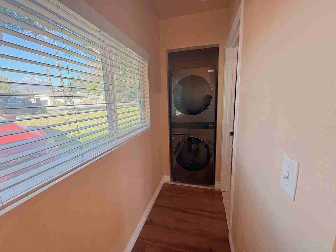 1322 1/2 W 11th St - Photo 4 of 8