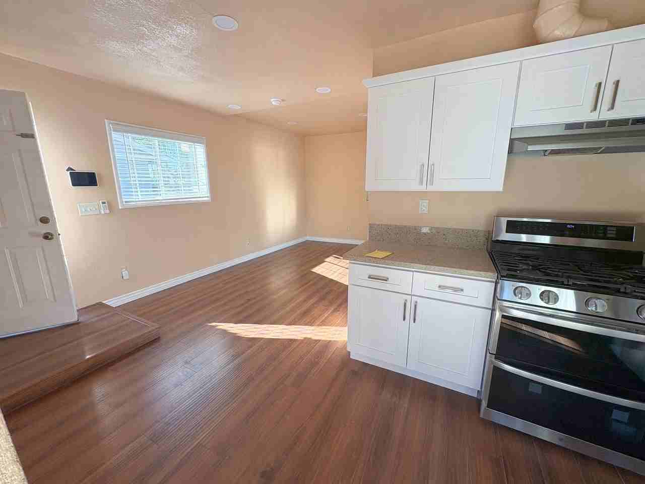 1322 1/2 W 11th St - Photo 6 of 8