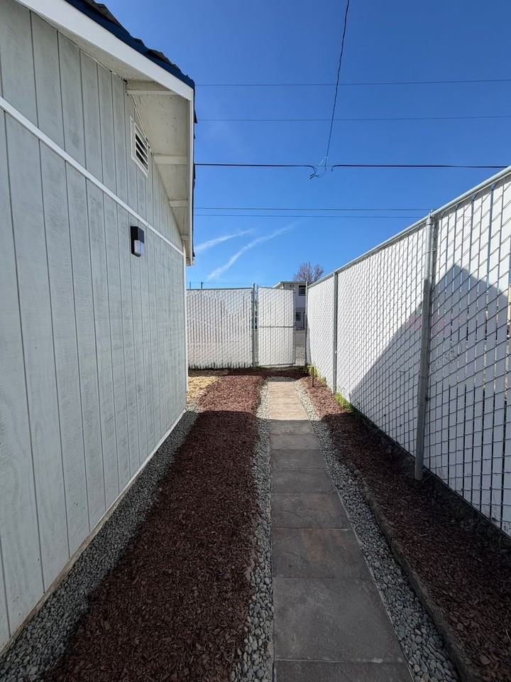 342 1/2 Martin St - Photo 2 of 11