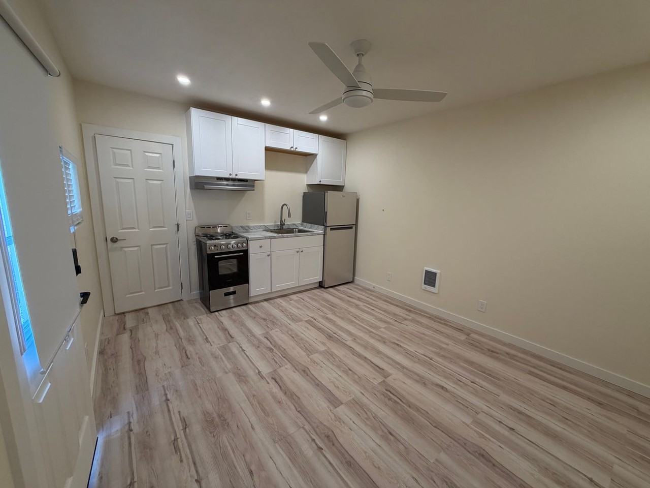 342 1/2 Martin St - Photo 4 of 11