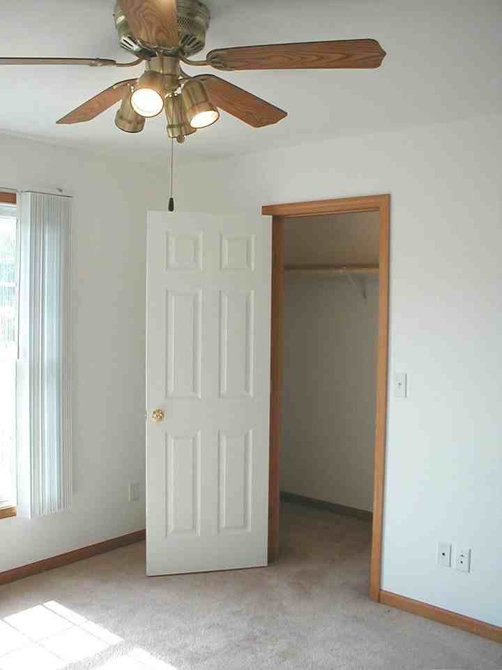 921-927 E. Grand Avenue - Photo 5 of 16