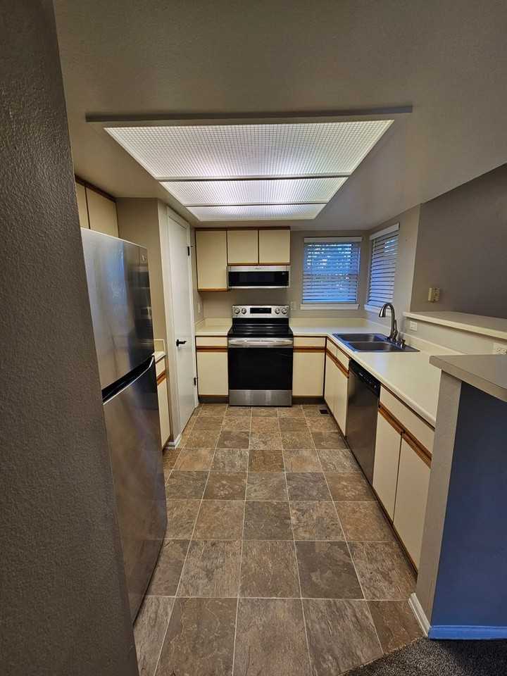 945 Moorings Dr - Photo 6 of 23
