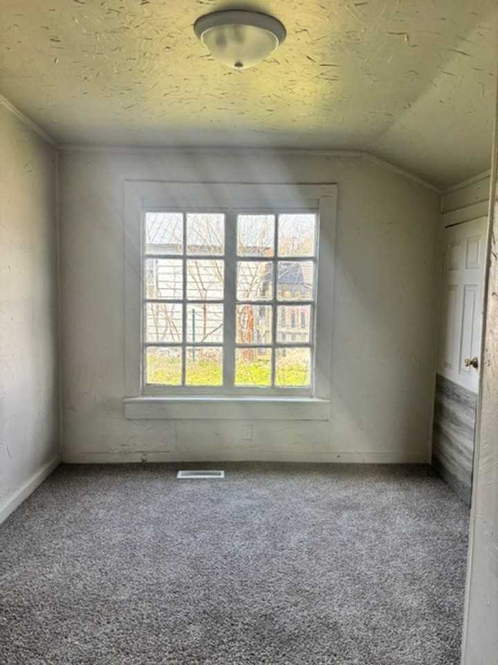 1425 Uhlhorn St - Photo 7 of 13