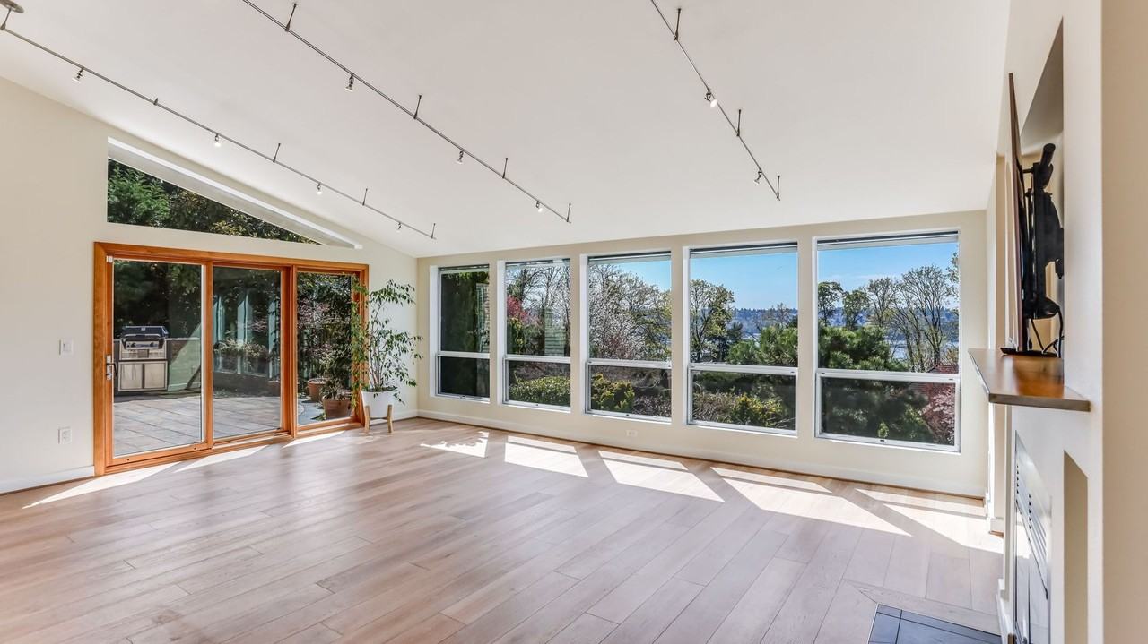 8158 W Mercer Way - Photo 5 of 35