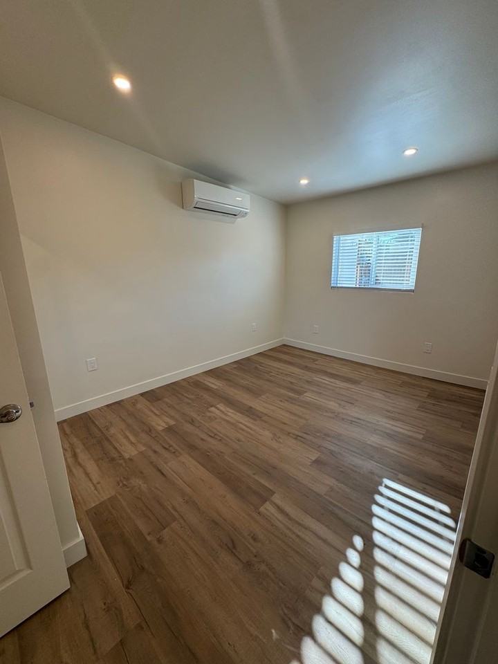 263 E 21st St - Photo 4 of 30