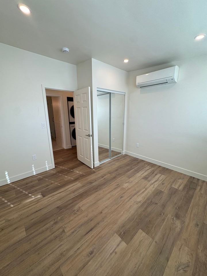 263 E 21st St - Photo 6 of 30