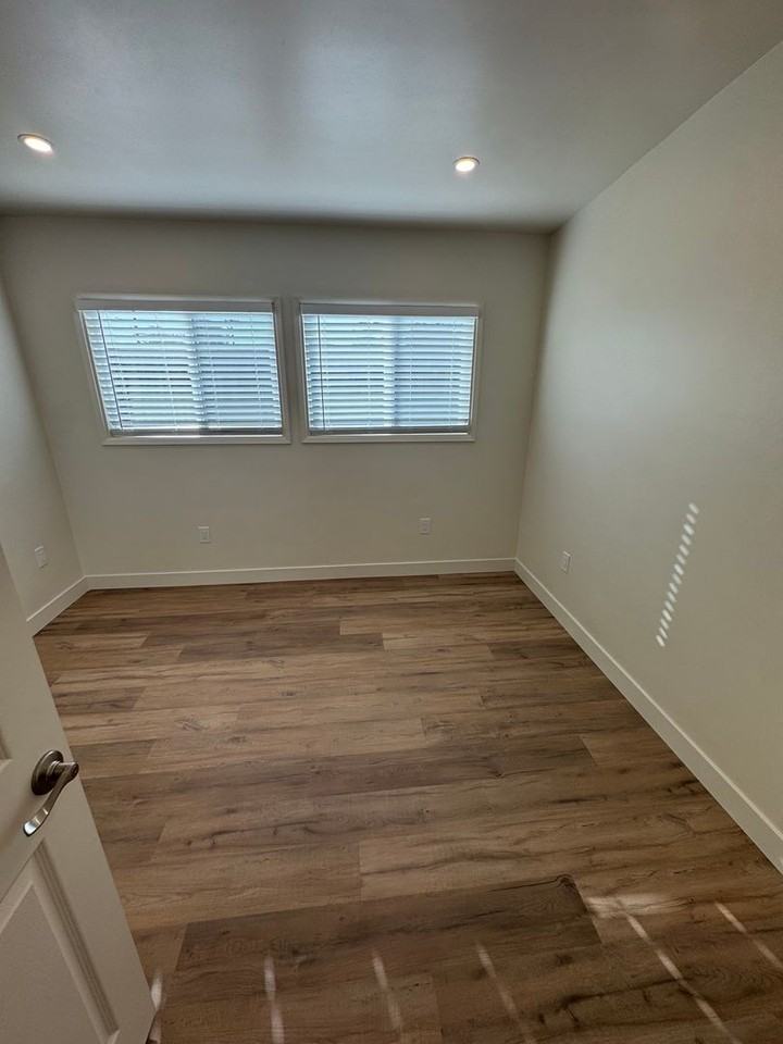 263 E 21st St - Photo 7 of 30