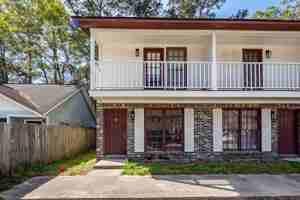 featured image of 120 Colonial Ct