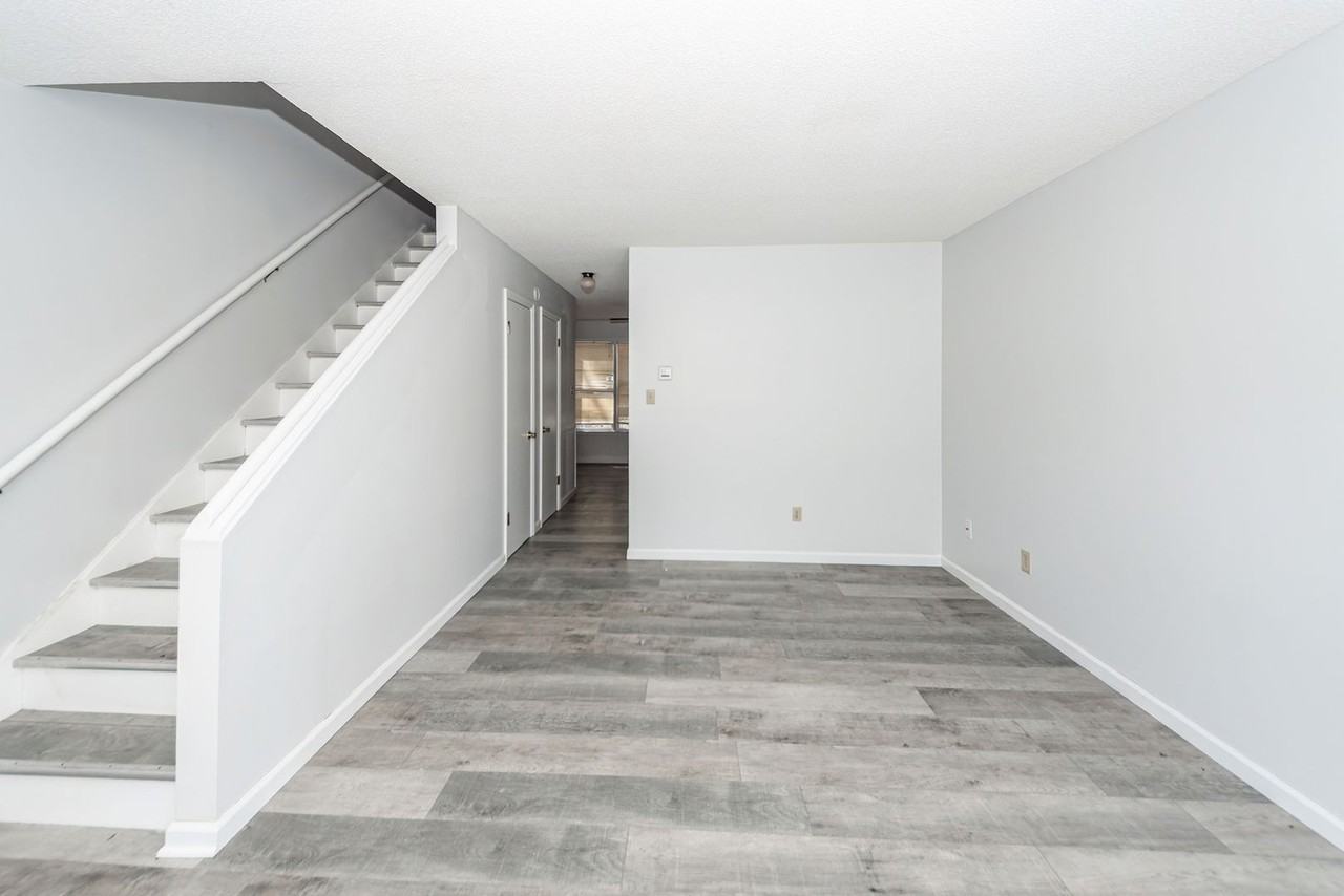 120 Colonial Ct - Photo 5 of 27