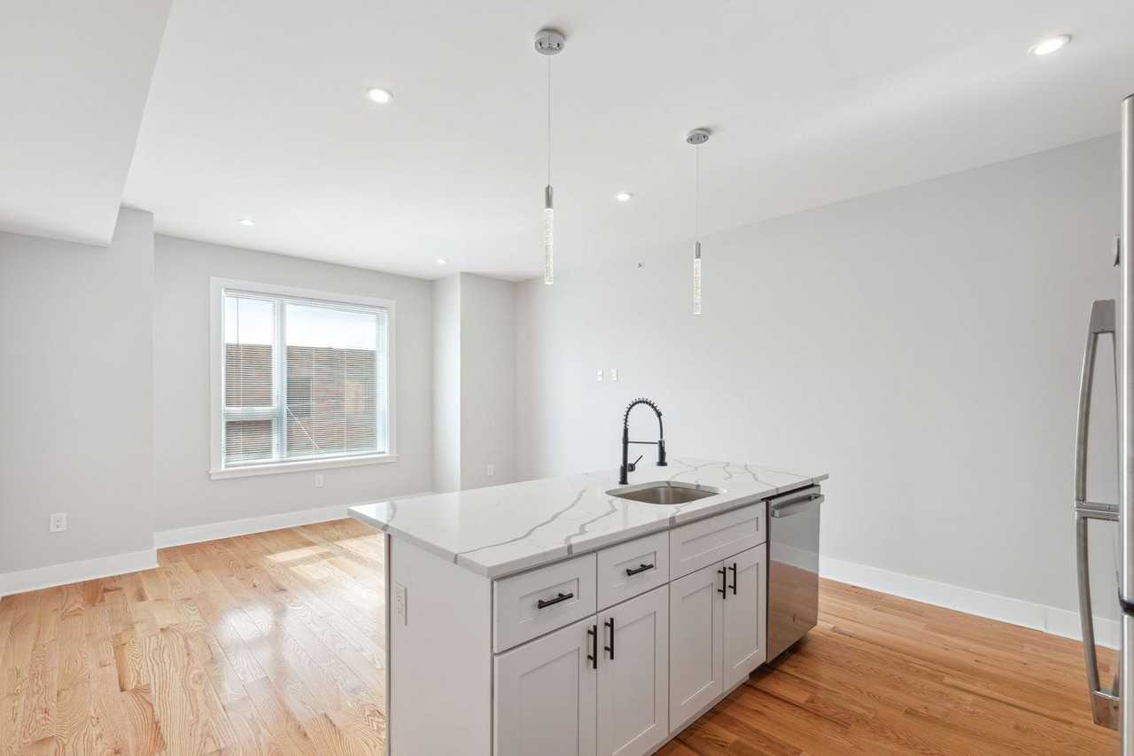 2427 W Thompson St - Photo 5 of 33