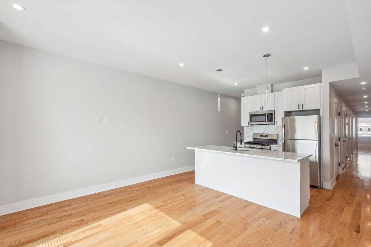 2427 W Thompson St - Photo 6 of 33