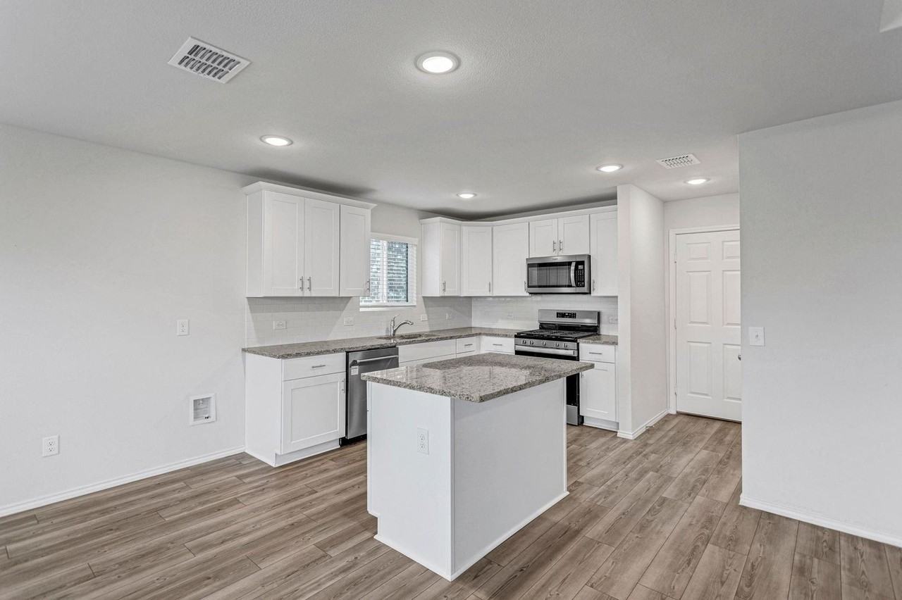 16009 Wanderer Ln - Photo 4 of 22