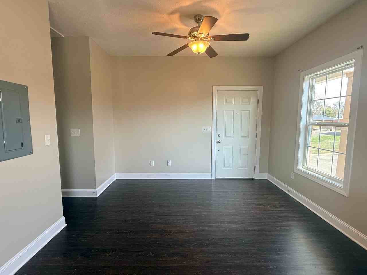 526 Dennis Way - Photo 2 of 7