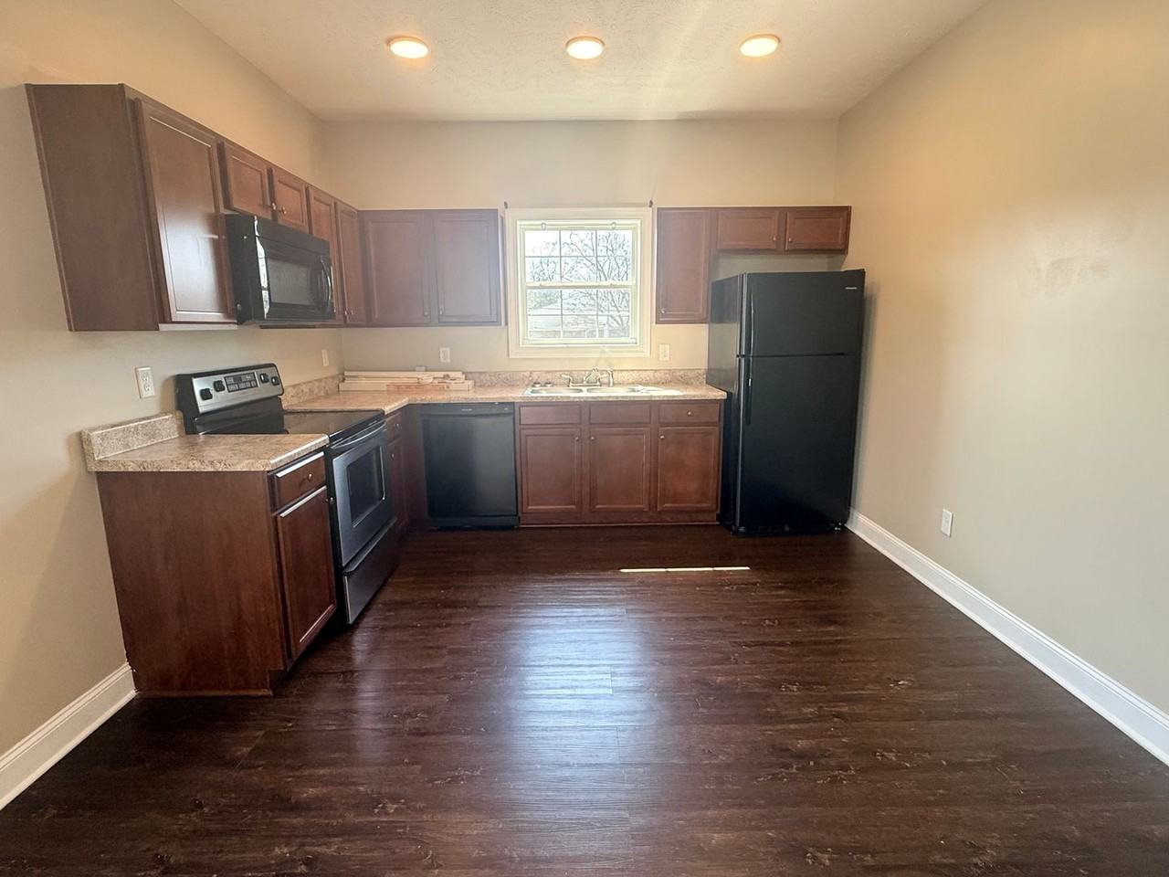 526 Dennis Way - Photo 3 of 7