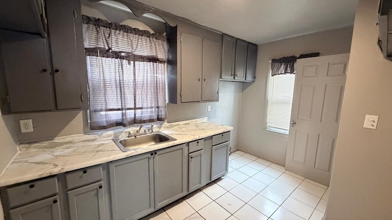 12007 Lakepointe St #1 - Photo 5 of 10