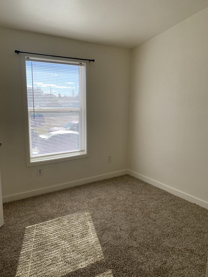 379 N Lincoln St #8 - Photo 3 of 6