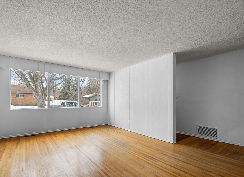 92 Flamingo Cres #1 - Photo 2 of 16