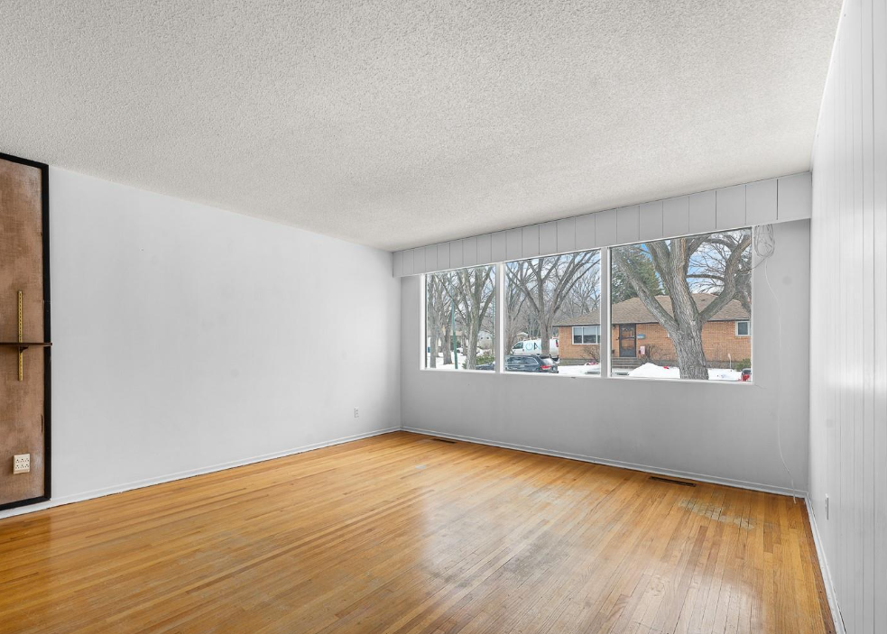 92 Flamingo Cres #1 - Photo 3 of 16