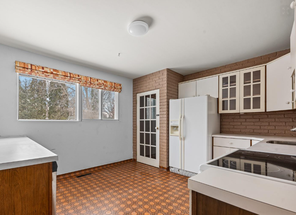 92 Flamingo Cres #1 - Photo 5 of 16