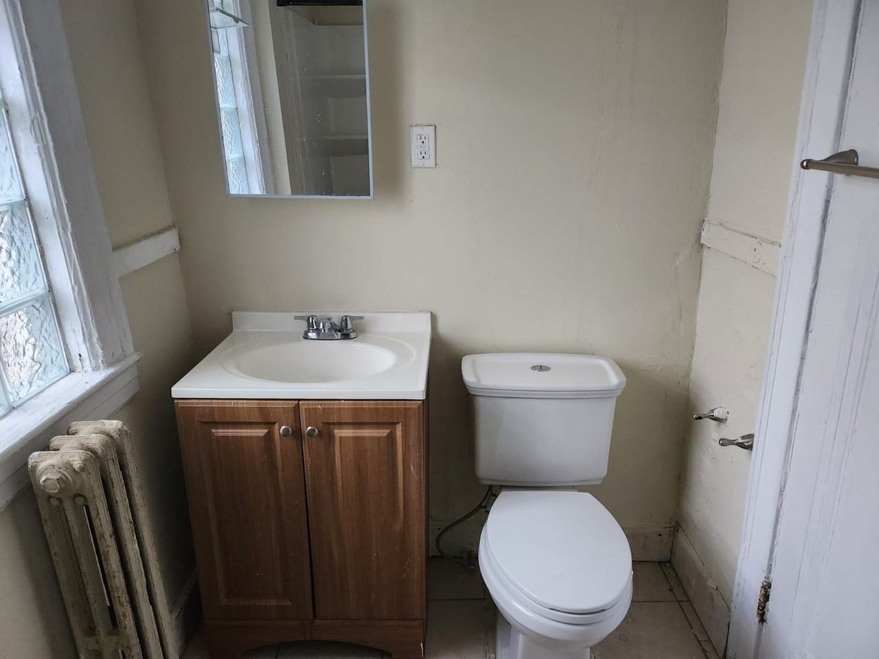 Spacious Apartment for Rent – 848 Linn Drive, Cleveland, OH 44108 - Photo 3 of 19