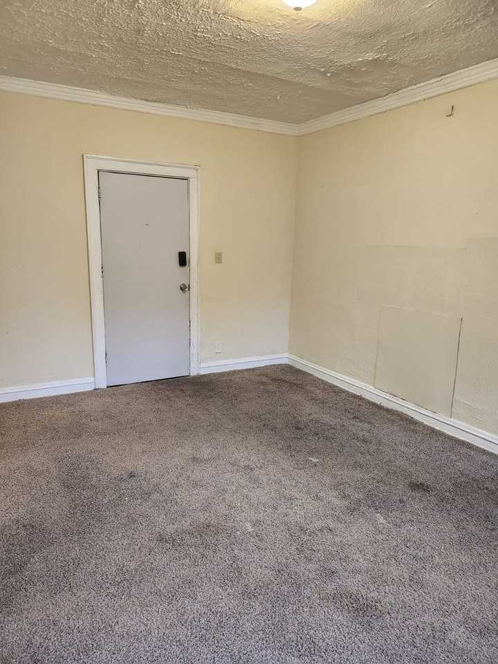 Spacious Apartment for Rent – 848 Linn Drive, Cleveland, OH 44108 - Photo 5 of 19