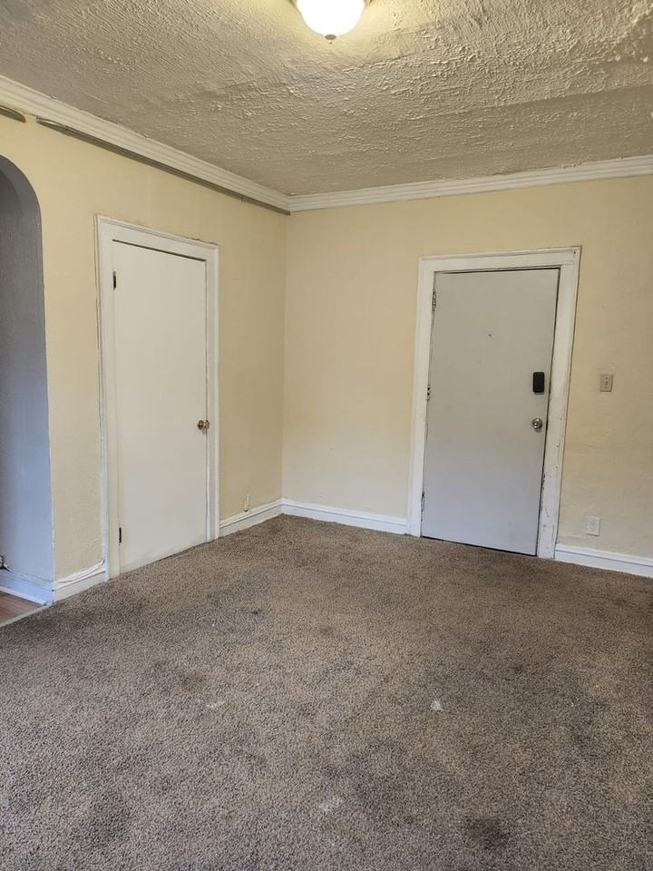 Spacious Apartment for Rent – 848 Linn Drive, Cleveland, OH 44108 - Photo 6 of 19