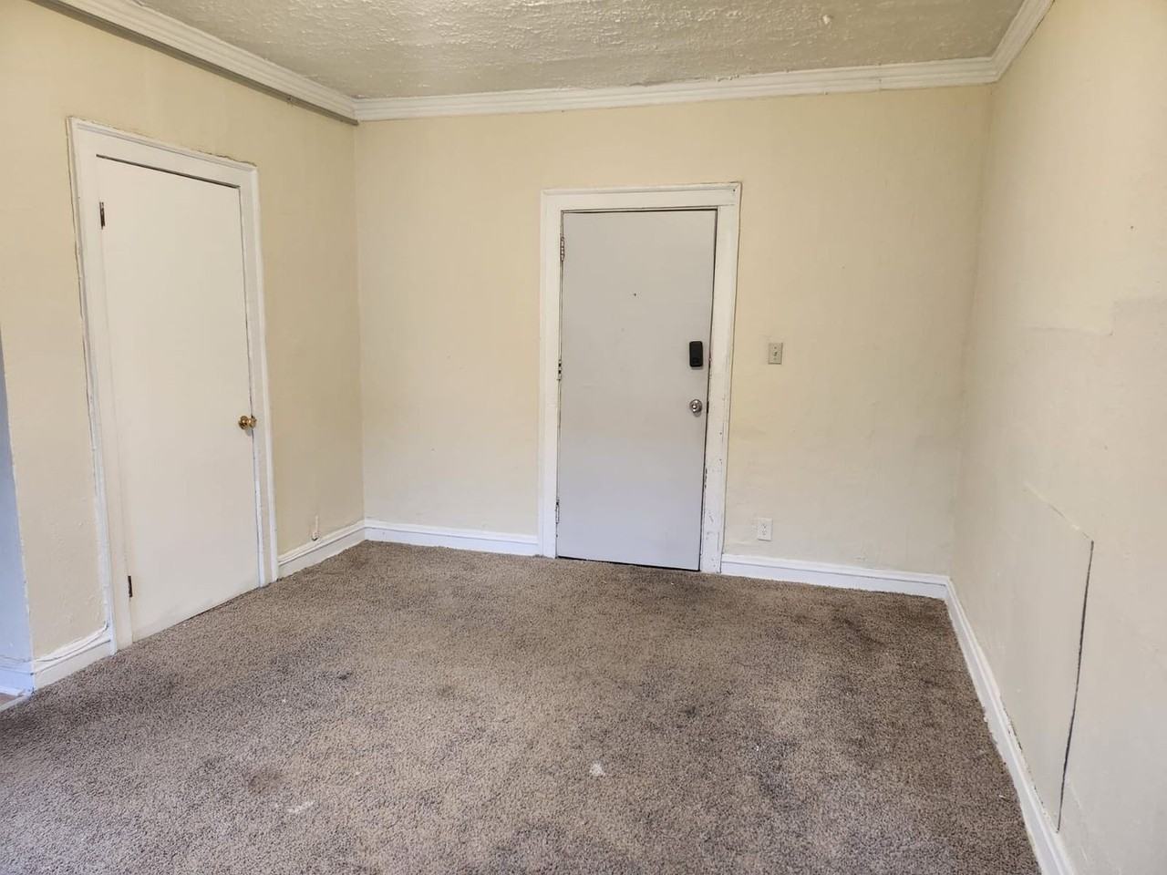 Spacious Apartment for Rent – 848 Linn Drive, Cleveland, OH 44108 - Photo 7 of 19