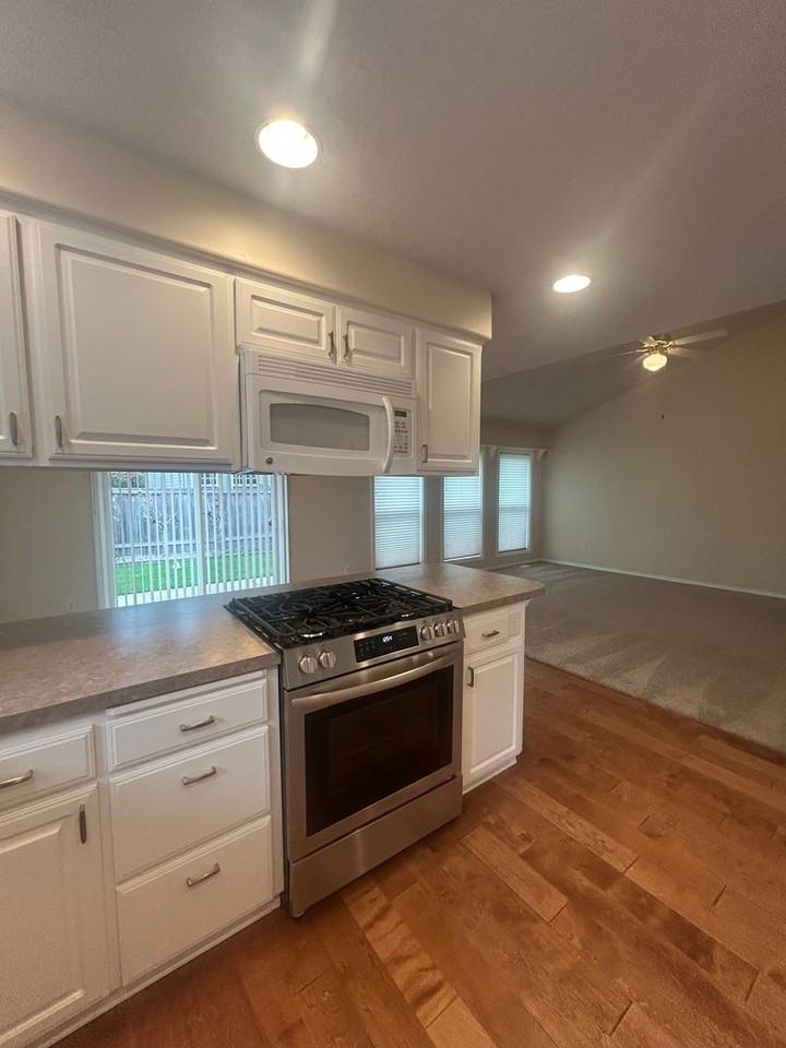 1139 Chardonnay Loop Ne - Photo 6 of 24