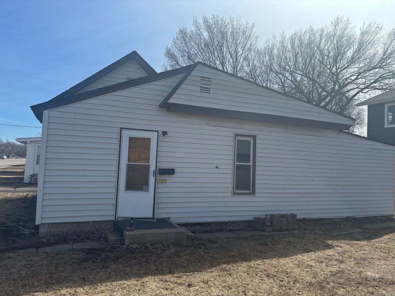 605 E 14th St - Photo 3 of 4