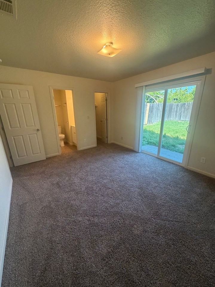 551 Seville Way - Photo 3 of 23