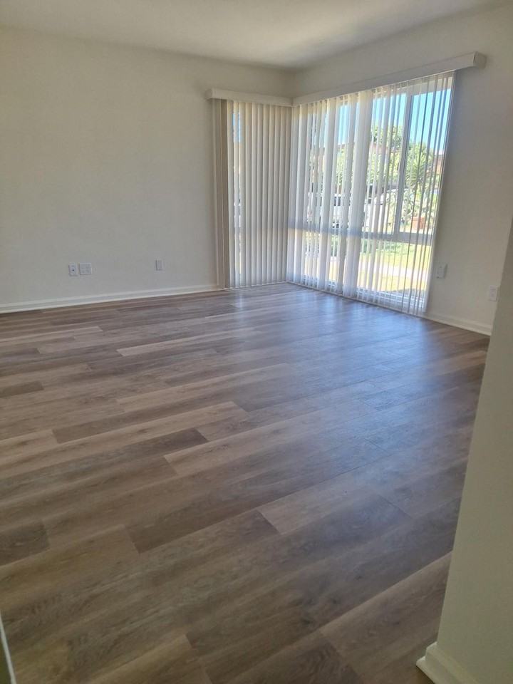 4507 Clairemont Dr - Photo 3 of 13