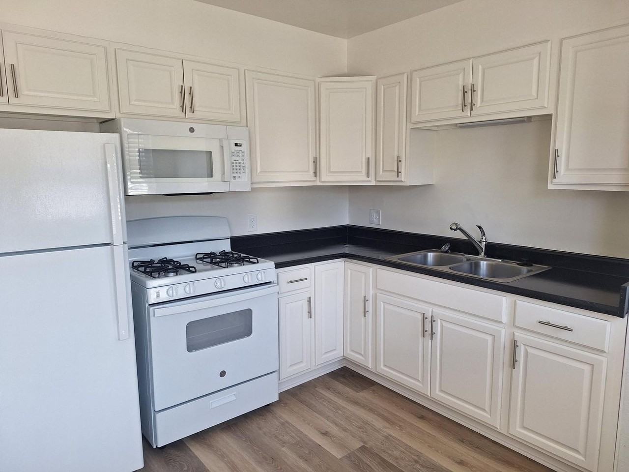 4507 Clairemont Dr - Photo 4 of 13