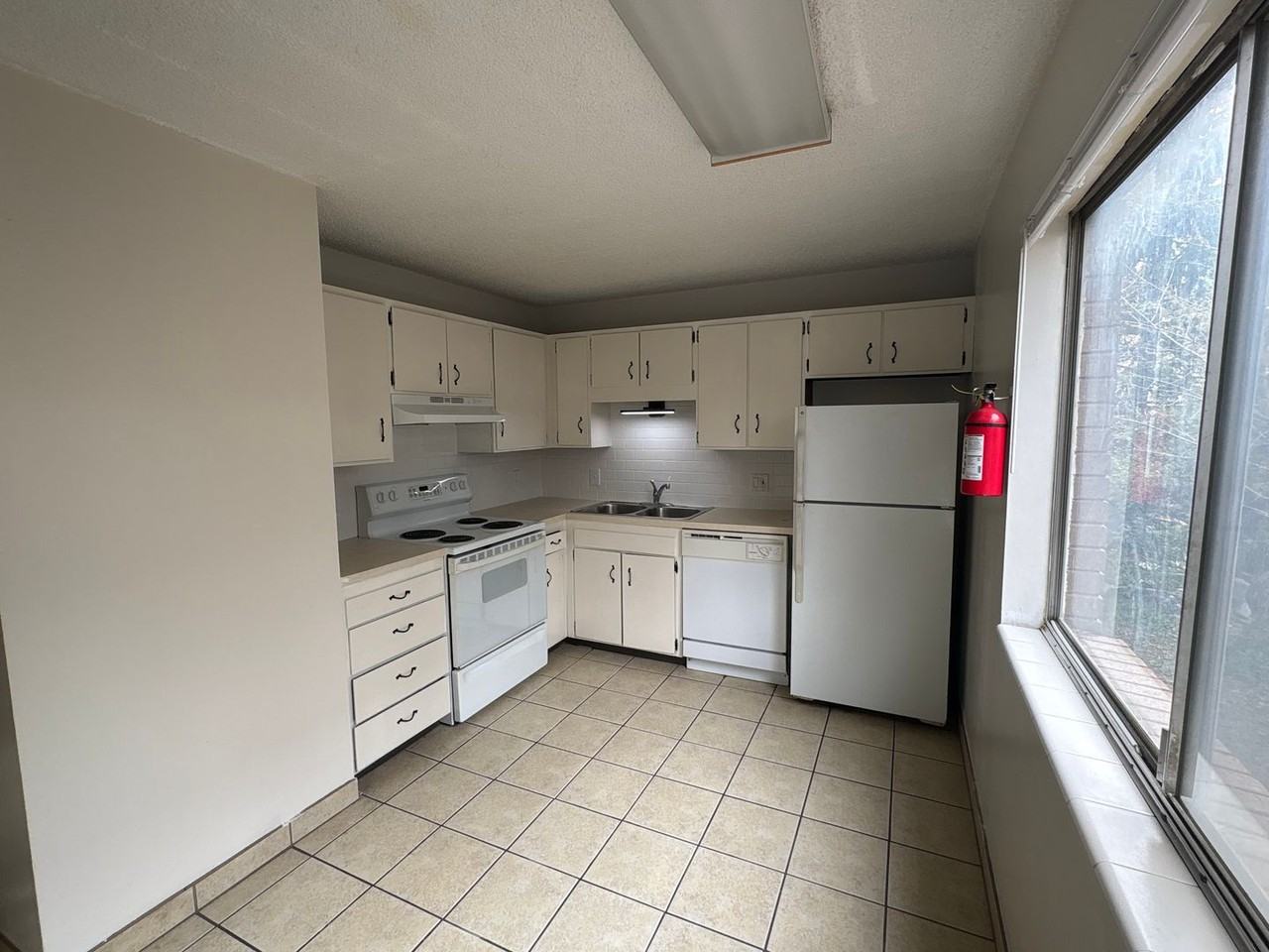 475 E 6th Ave - Photo 3 of 9