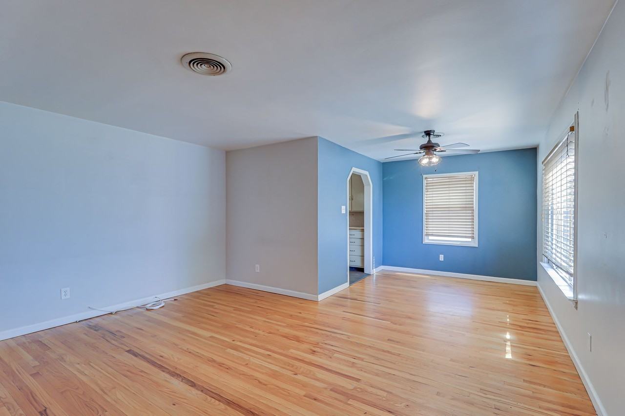 2620 Truxtun Ave - Photo 4 of 23