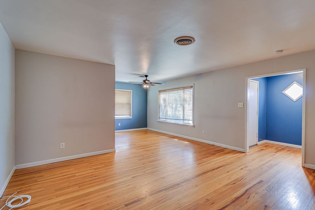 2620 Truxtun Ave - Photo 5 of 23